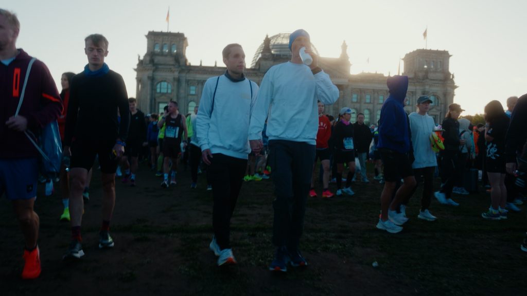 Stefen Orben and his guide Nico backlit in front of the Bundestag on their way to the start of the Berlin Marathon