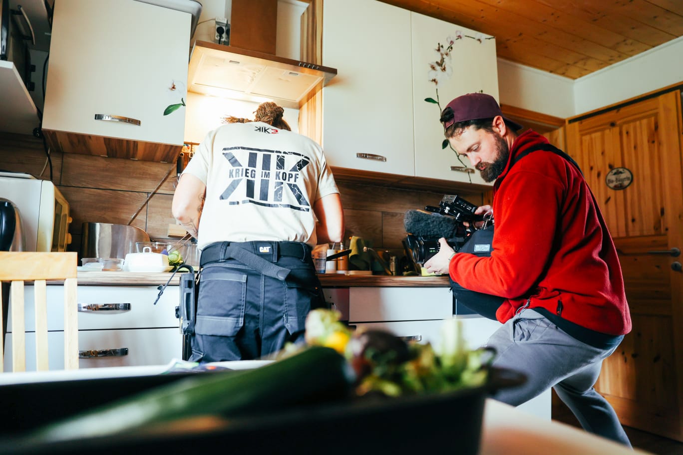 Killian Bayer capturing a handheld saddle shot of the protagonist in a kitchen, emphasizing an intimate, documentary-style setup.